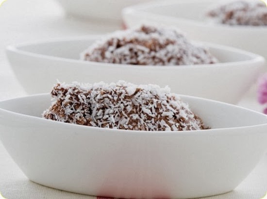 Quenelle di cocco e ricotta al cacao amaro Quenelle di cocco e ricotta al cacao amaro