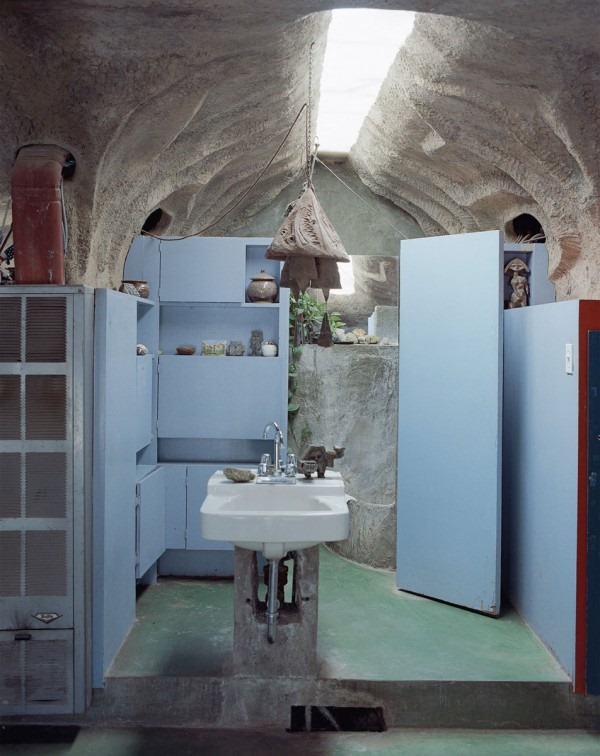 [Artists-House-Russel-Wrights-Handmade-Rock-Home-in-New-York-Bathroom-600x756%255B6%255D.jpg]