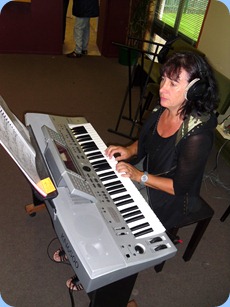 New member, Eileen Grainger trying out the Technics KN6500. Eileen is getting back into her music and is checking-out the various models of keyboard before deciding what to buy.