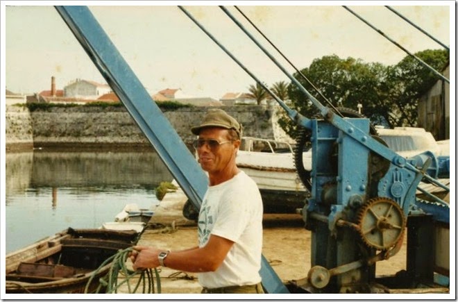 Manuel Sales a operar o guindaste no antigo clube naval-2002