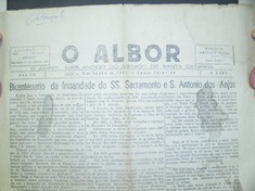 Um dos materiais já levantados. Jornal O ALBOR, com reportagem sobre o bicentenário da Irmandade SS. Sacramento e Sto. Antonio. 