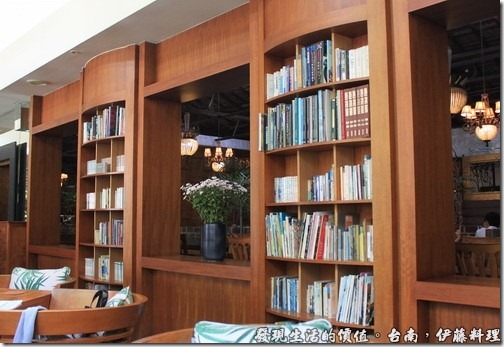 台南伊藤日本料理，餐廳的座位基本上分成兩大部份，基本上相通，但設計師巧妙的利用書櫃及裸空創造出一種穿透式的空曠視覺，又可保有兩種不同風格的餐廳特色。書櫃與書櫃之間有時會讓人誤以為是鏡子的反影。