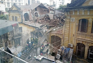 Nhà số 107 Trần Hưng Đạo (HN) bị sập ngày 22/9/2015 làm 2 người chết và nhiều người bị thương. Người dân sống trong khu nhà này đều biết sự xuống cấp của ngôi nhà, kiến nghị sửa chữa nhưng không được, vì là nhà cổ! Nhà số 107 Trần Hưng Đạo (HN) bị sập ngày 22/9/2015 làm 2 người chết và nhiều người bị thương. Nười dân sống trong khu nhà này đều biết sự xuống cấp của ngôi nhà, kiến nghị sửa chữa nhưng không được, vì là nhà cổ!