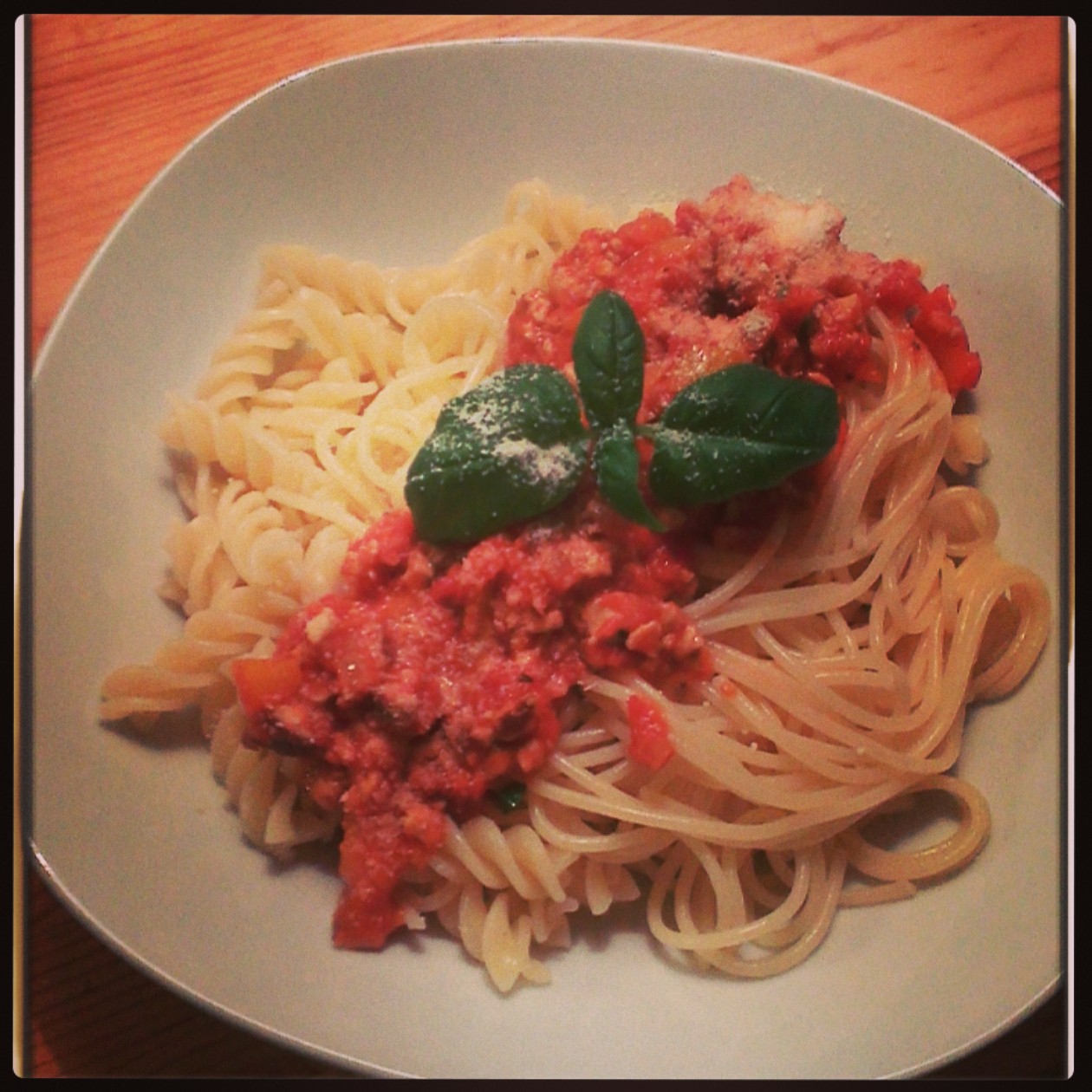 mitohnebitte: Vegetarische Bolognese mit zweierlei Nudeln