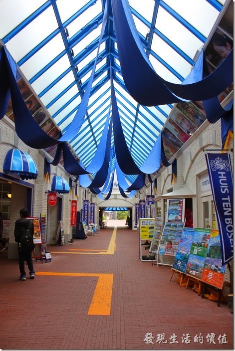走進這個懸掛著藍色緞帶的建築物後，轉個彎就可以到達豪斯登堡的購票大門。