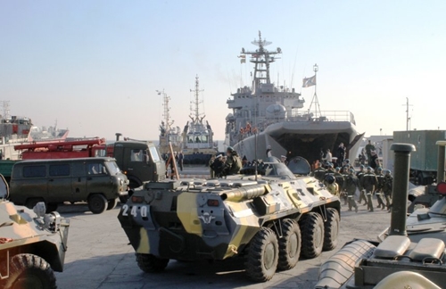 "Запад-2013": Погрузка белорусских военных на российские БДК