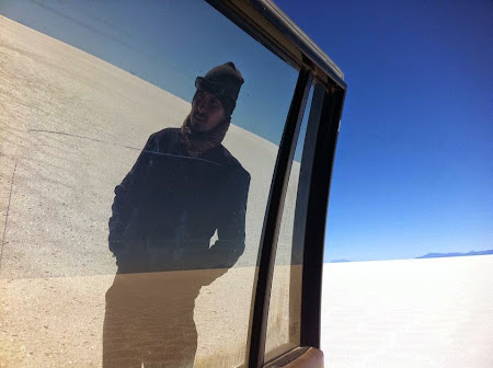 Doi romani si-un tricolor in jurul lumii: Stefan in desertul de sare Uyuni, Bolivia