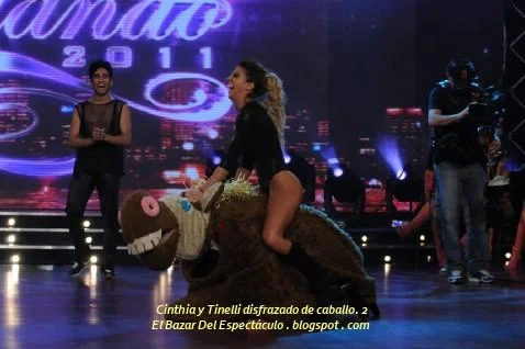 Cinthia y Tinelli disfrazado de caballo. 2.JPG