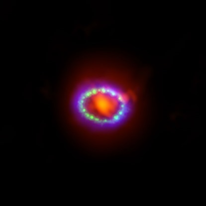 imagem composta da supernova 1987A