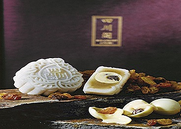 Szechuan Court Mini Snow-Skin Rum & Raisin Chocolate Truffle Mooncake