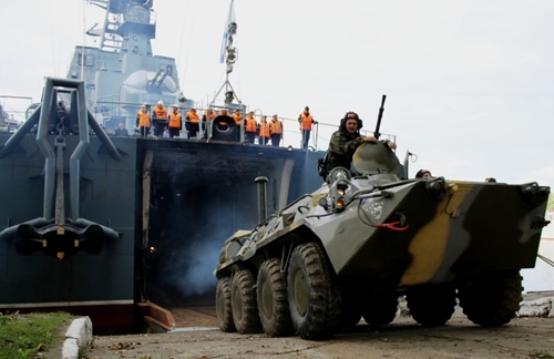 "Запад-2013": Белорусские военные во время перехода в Балтийск на российских БДК