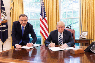 Tổng Thống Ba Lan Andrzej Duda bị các đảng đối lập Ba Lan chọi đá u đầu vì tấm hình chầu rìa này. Tổng Thống Ba Lan Andrzej Duda bị các đảng đối lập Ba Lan chọi đá u đầu vì tấm hình chầu rìa này.