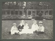 Portret van kinderen zittend op een veld