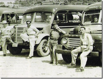 Φορτωμένα  για  ταξ'ιδι τα  λεωφορεία , από  δεξιά  Θ.Τσιώτας, Θαν. Ράπτης, Στάθης  Λελίγγος , δεκαετία  του  50