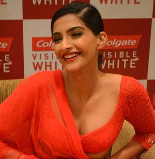 [Sonam-Kapoor-Hot-Cleavage7.jpg]