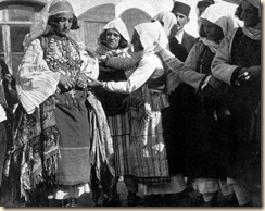 Vajza në ditën e martesës e stolisur me ar. (foto L.F.Hurlong)