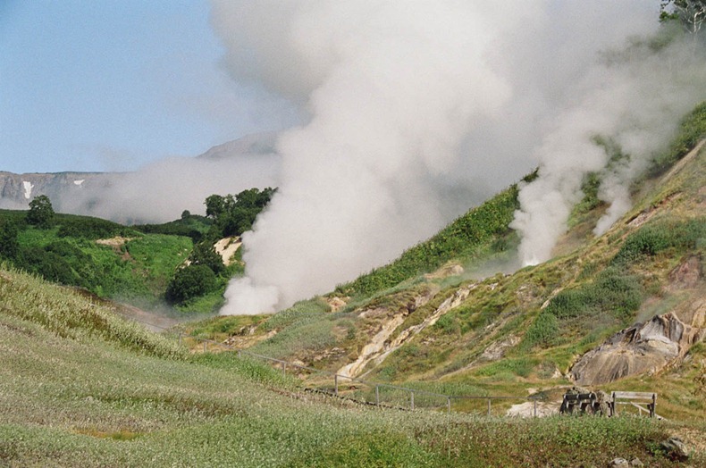 valley-of-geysers-2