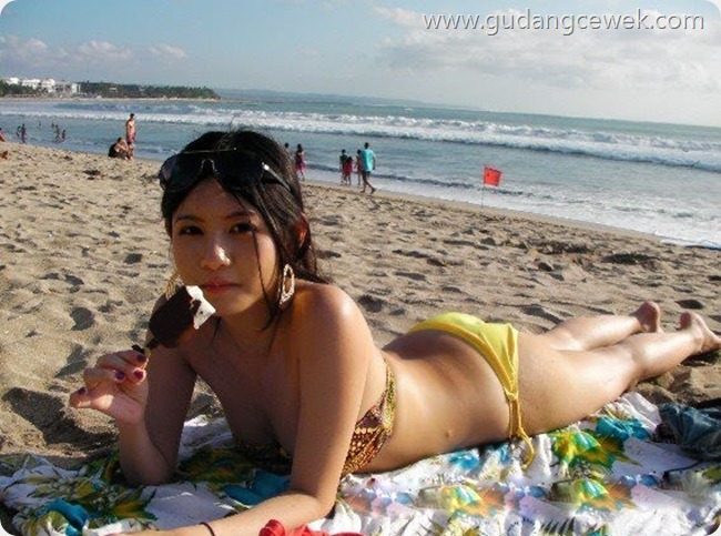 Foto Hot Charmian Chen Pake Bikini di Bali