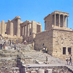 67.- Propileos y templo de Atenea Niké