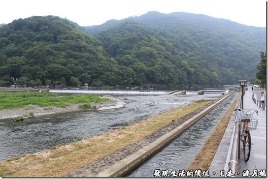 日本-渡月橋，畫面遠方的地方有些小舟，不知道是不是「鵜飼捕魚」的場所？