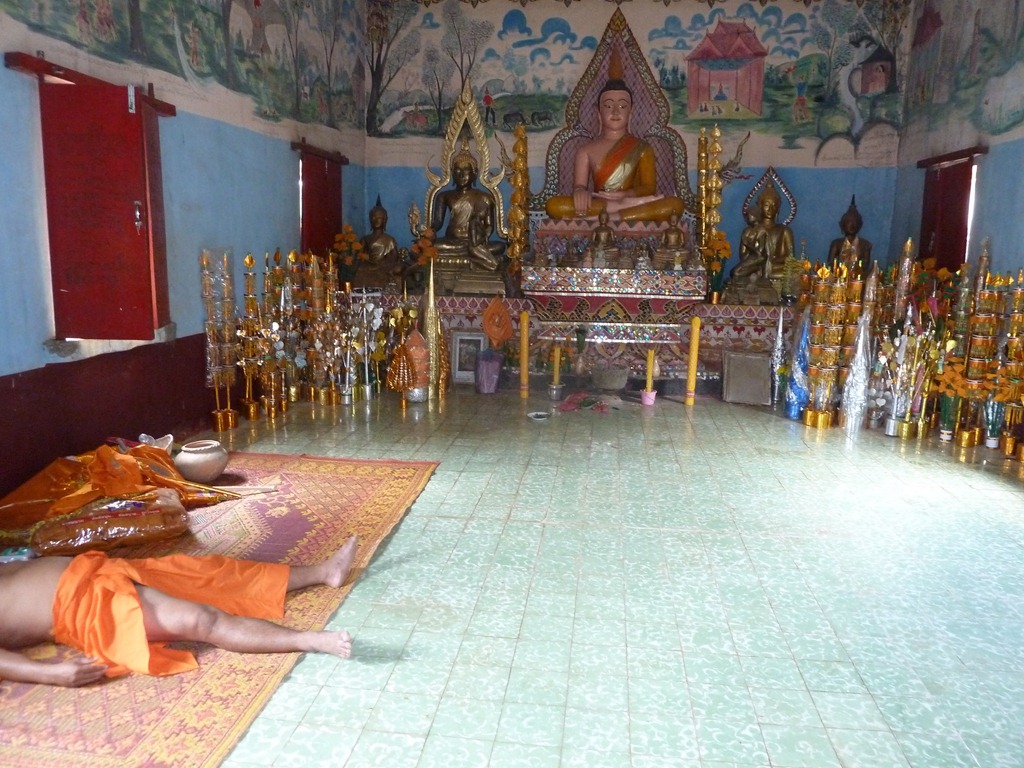 [Laos-Vang-Vieng-Savangkang-Wat-9-Aug%255B24%255D.jpg]