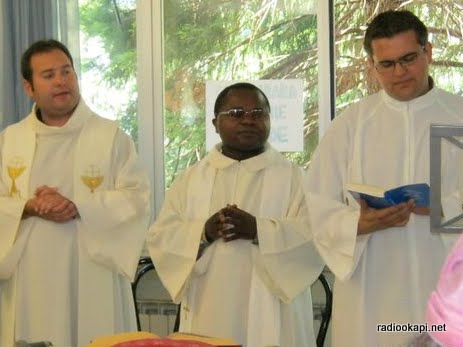 Père Jean-Bosco au milieu, en Italie en juin 2010.