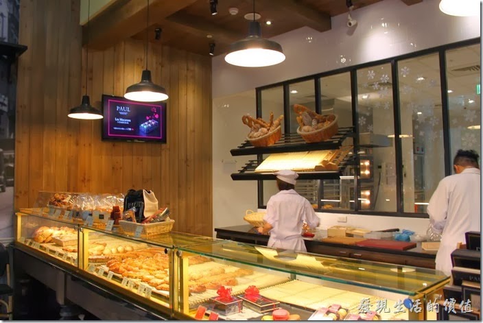 PAUL台北內湖店的前台，這裡有玻璃櫃台販賣著剛出爐的麵包，可以內用也可以外帶。