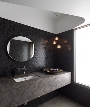 Casa moderna "Balcony Over Bronte" / Arquitecto Luigi Rosselli revestimiento-azulejo-negro-en-baño