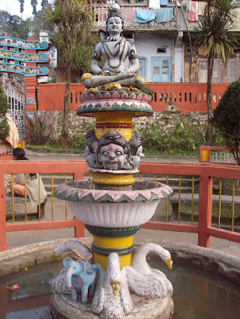 Obiective turistice India: curtea interioara in Dhirdham Temple Darjeeling