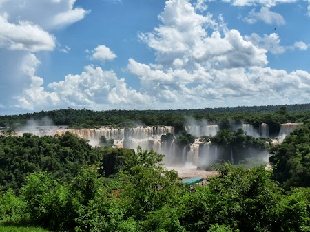 Cascada Iguazu de la distanta