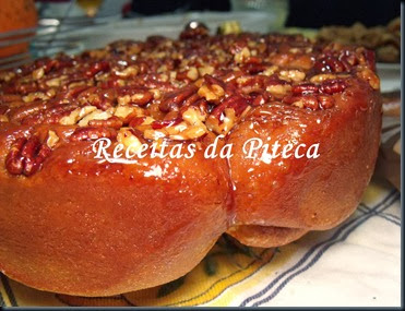 Rolos de canela e caramelo de nozes pecãs-lateral perto Rolos de canela e caramelo de nozes pecãs-lateral perto