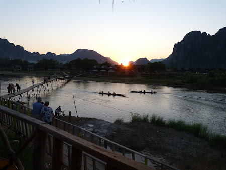 Imagini Laos: apus de soare in Vang Vieng