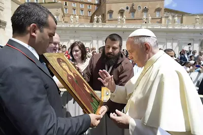 Về bức hình Đức Mẹ ngay bên thang máy cổng chính, lối vào dinh thự Giáo hoàng tại Vatican...