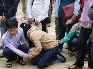 Chị Mai Thị Khuyên gục xuống sau phiên tòa kết án tử chồng mình. Chị Mai Thị Khuyên gục xuống sau phiên tòa kết án tử chồng mình.