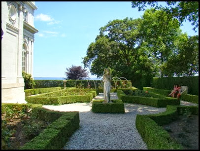 Rosecliff garden