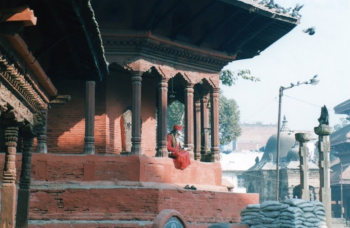 Imagini Nepal: sadhu citeste ziarul.jpg