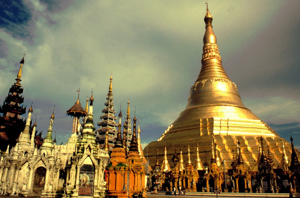 [www.photos.greatmyanmar.com-burma-myanmar-yangon-buddhist-shwedagon-pagoda-07%255B4%255D.jpg]