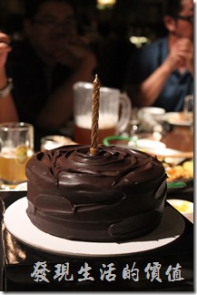 台北-美麗華金色三麥。生日套餐，六吋巧克力蛋糕。非常綿密好吃，不是那種鬆鬆垮垮的蛋糕。