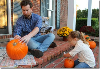 Zoey & Daddy carving pumpkin3