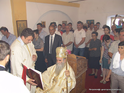 МИТРОПОЛИТ АМФИЛОХИЈЕ СЛУЖИО У КОМАНИМА