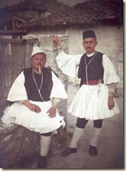 Uomini con vestiti tradizionali (foto: Luigi Pellerano).