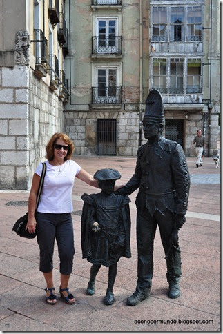 Carmen con escultura ciudad 10- DSC_0354