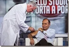 Bruno Vespa fa il vaccino in TV