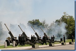 6109 Ottawa - Parliament Buildings - A Royal Canadian Artillery Unit fired a 21-gun salute to mark the birth of the royal baby