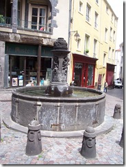2012.06.05-029 fontaine place du Terrail