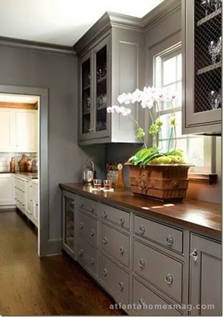 contrasting butlers pantry