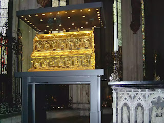 Đây là hòm đựng cốt, quen gọi là Hòm Cốt Ba Vua ở Cologne, chứa hài cốt của các vị
