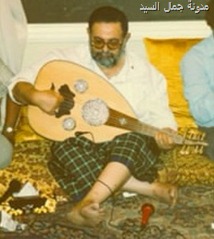 الأمير محسن يعزف ويغني