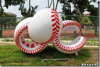 台南-公園國小。棒球裝置藝術