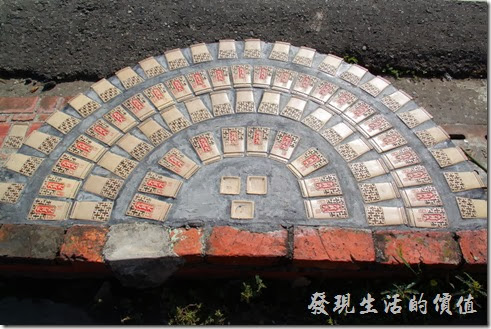 台南-土溝村。這個階梯及半圓形的圖案可是有玄機的，外行人只看到上面印著「九月九」，仔細看這其實使用台灣山泉九月九供品酒瓶的堆出來的。
